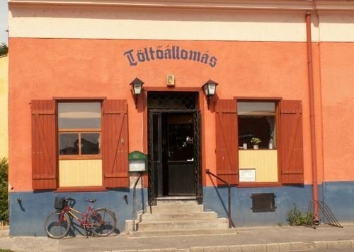 Töltőállomás = Kocsma