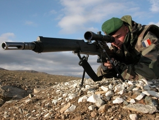 Oly távol vagy tőlem, mégis közel . . . 