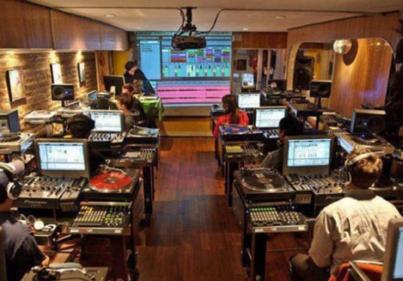 Már ilyen is van - DJ tanfolyam