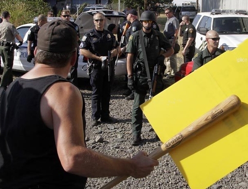 Egy felkészült tüntető