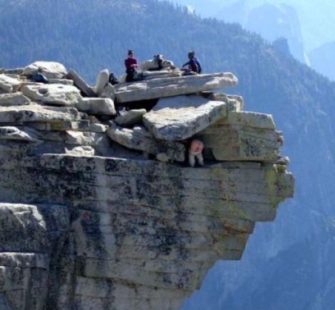 A kényszer nagy úr . . .