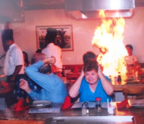 Eközben a nagyi, egy japán étteremben . . .