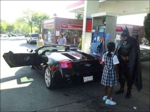 Eközben a benzinkúton . . .