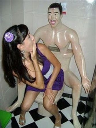 Eközben a Kínai klotyóban . . .