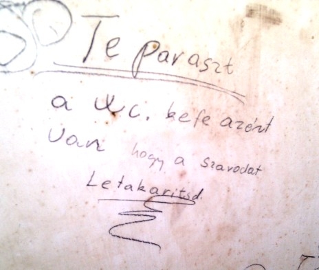 Eközben az üzemi WC-ben . . . 