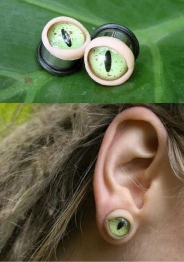 Bizarr fülbevaló