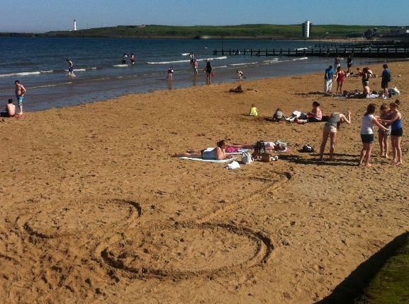 Eközben a strandon . . .