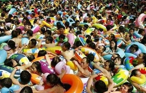 Eközben egy kínai strandon