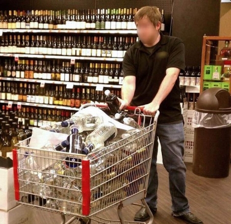 Bevásárolt az esti bulihoz !