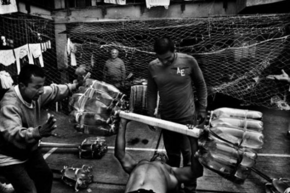 Eközben a sitten . . .