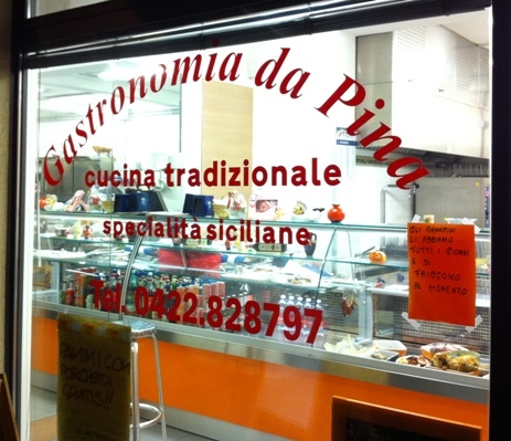 Eközben Velencében . . . 