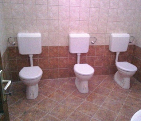 Közös wc - összehozza az embereket :P