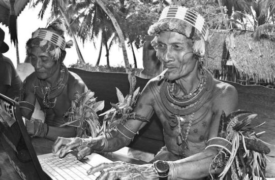 Haladni kell a korral . . .