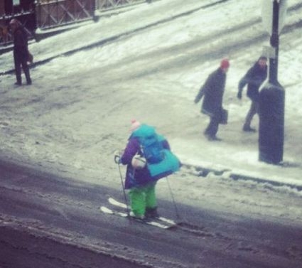 Ő úgy döntött, nem vár a buszra . . .