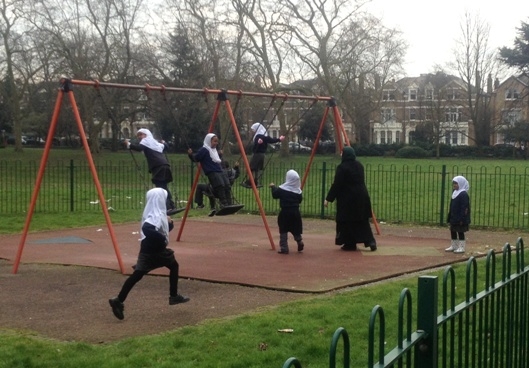 Beküldött - eközben Londonban . . .