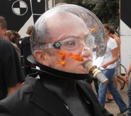 A háta mögött csak úgy hívják - Dr. aranyhal