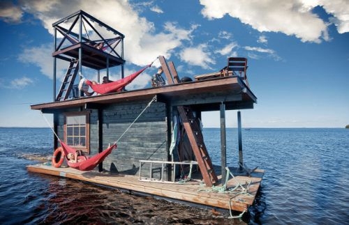 Péntek  délután  . . .