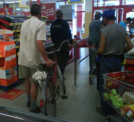 Eközben a komáromi Pennyben