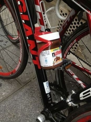 Neki ez kell menet közben . . .