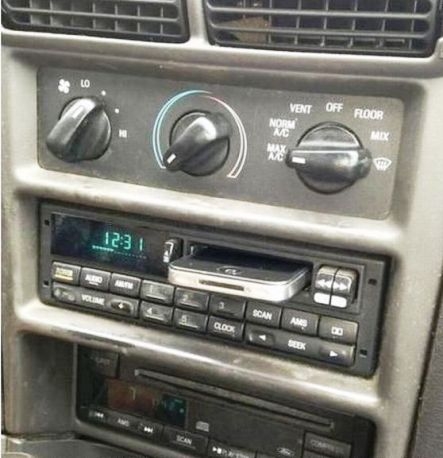 Mire jó egy régi kazettás magnó a kocsiban?