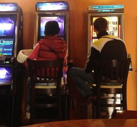 Eközben egy kocsmában . . .