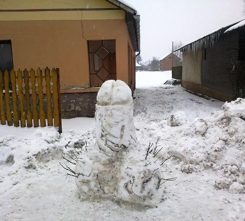 Eközben a kocsmánál . . .