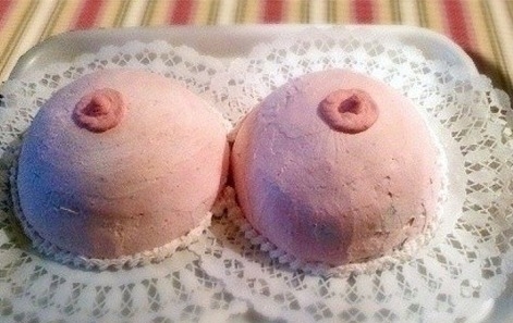 Csókolom, csöcstorta van?