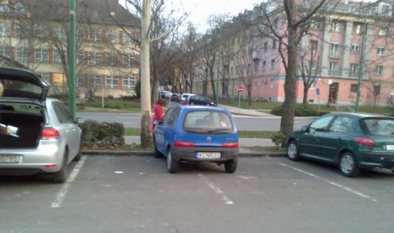 Csak befért, arra a szűk helyre . . .