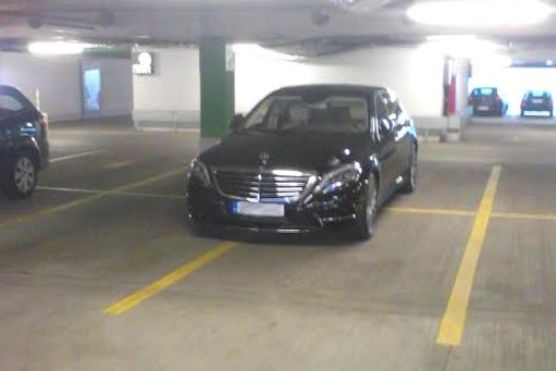 Így parkol ő . . .