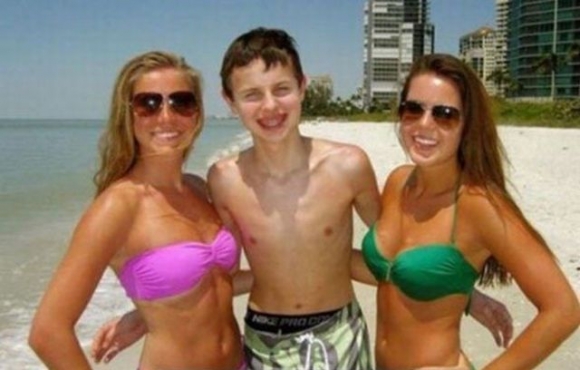 A lányok most tudták meg, hogy a kis Jonny hétvégén nyert a lottón