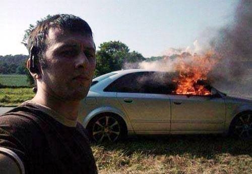 Pózolj lángoló autóval