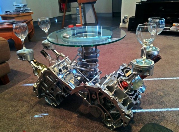 Eközben egy volt autószerelőnél...