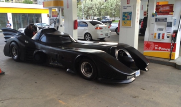 Eközben a benzinkúton . . .