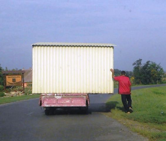 Költözik a buszváró