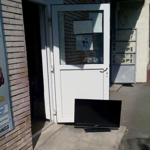 Ajtókitámasztás egy TV szerelő műhelynél