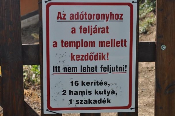 Bizarr info, a tokaji kilátónál