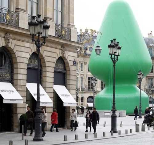 Eközben Párizsban . . .