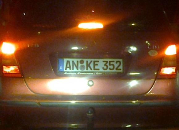 Neki nem kell a vészvillogóval köszöngetni…