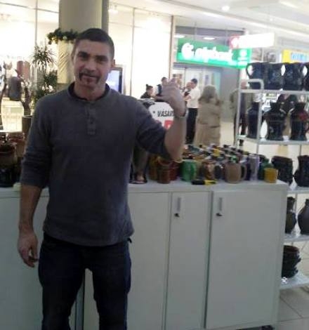 Egy bankfiók közelében árulja portékáját a Viszkis :P