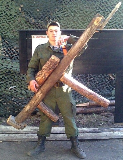 Pózolj fegyvernek látszó tárggyal