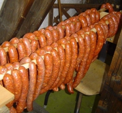 Két ősi mesterség van, ami a logó kolbászokkal foglalkozik...