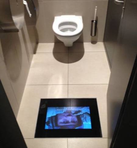 Egy svájci mozi WC-jében járunk