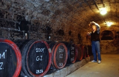 Nagyapám mindig a pincébe megy imádkozni...