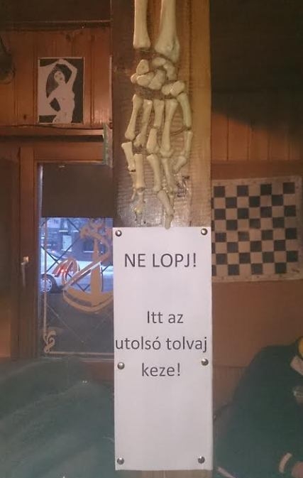 Eközben a kocsmában