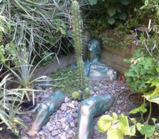 Lányok egy kis játék a kertben?