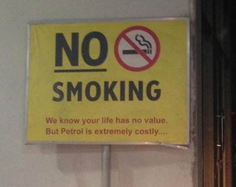 Eközben a benzinkúton