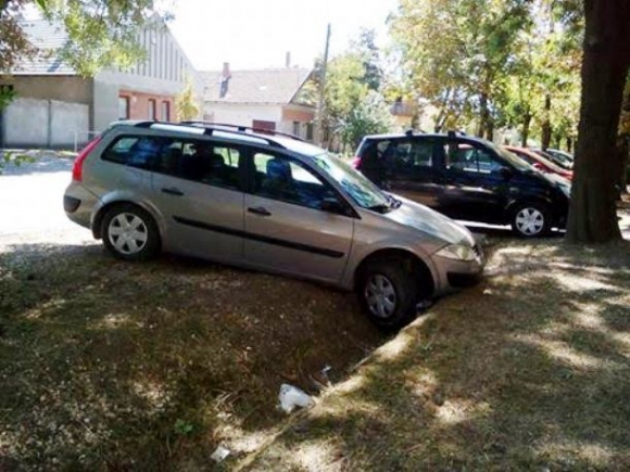 Szőke hölgy leparkolt...