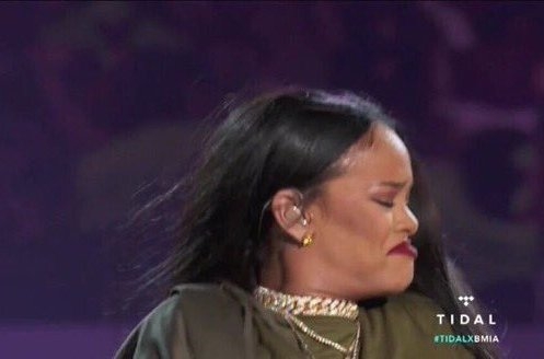 Arcod, amikor belépsz egy nyilvános retyóba,