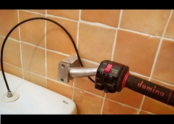 Egy vérbeli motorosnál ilyen van a WC-ben