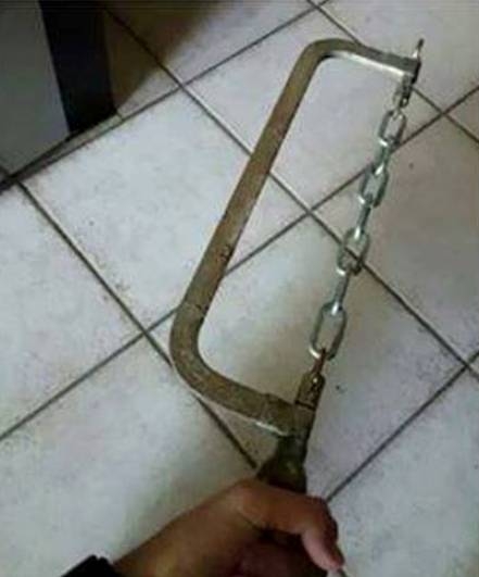 Vettem a piacon egy olcsó láncfűrészt...